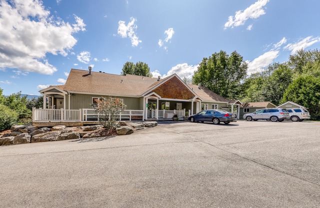 Conveniently located mountain condo with indoor pool & hot tub - close to skiing