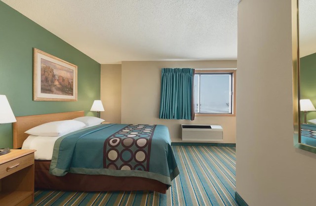 Coratel Inn & Suites New Richmond - Comfort 1 King Bed Non-Smoking