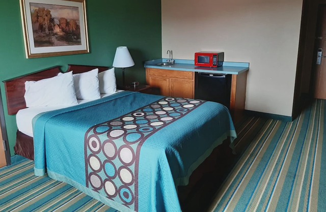 Coratel Inn & Suites New Richmond-Comfort 1 Queen Bed with Kitchenette NS