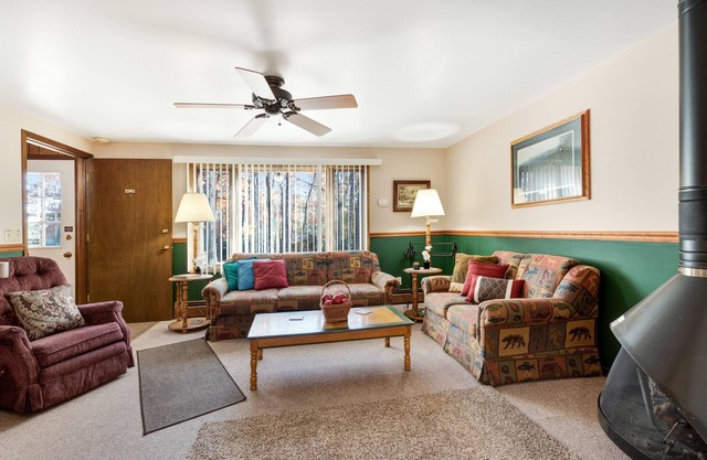 Cozy condo w/ a private balcony & shared tennis - close to private beach