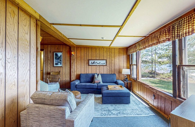 Cozy, lakefront cottage w/a firepit,kayak,shared patio, gas grill, & free WiFi