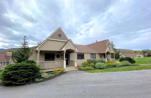F2 Comfortable golf course townhouse within walking distance of Mount Washington Hotel