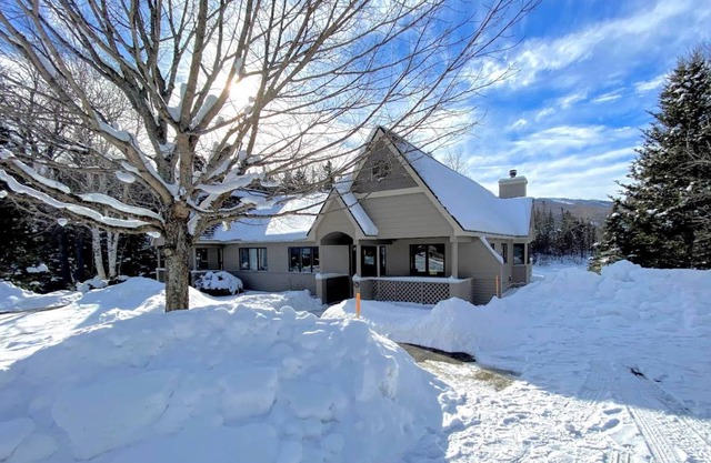 F7 Comfortable golf course townhouse within walking distance of Mount Washington Hotel!