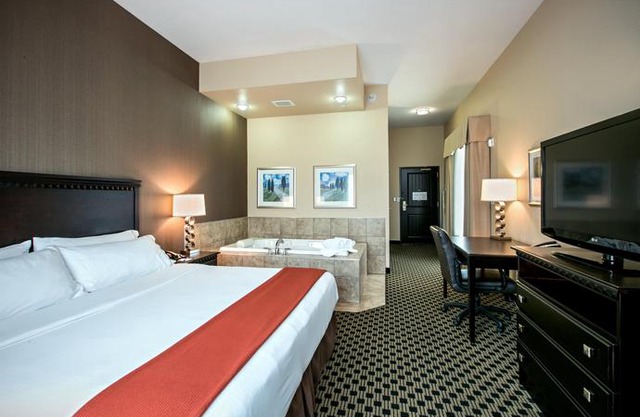 Holiday Inn Express & Suites - Green Bay East
