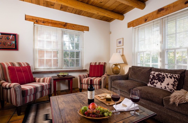 Light Filled, Spacious Casita~Walk to Downtown & Mountain Views