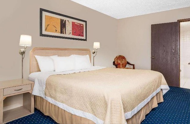 Norwood Inn & Suites La Crosse - Luxury 1 King Bed Non-Smoking