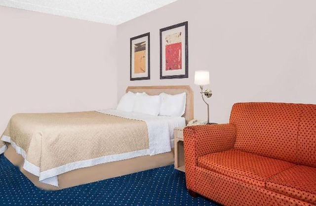 Norwood Inn & Suites La Crosse - Deluxe 1 Kind