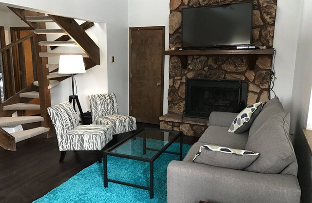 Price Reduction! Spotless Modern Condo, Everything new! Close to slopes!