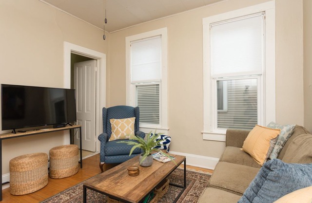 RIVERSIDE RETREAT near UMN, Downtown, Seward Area