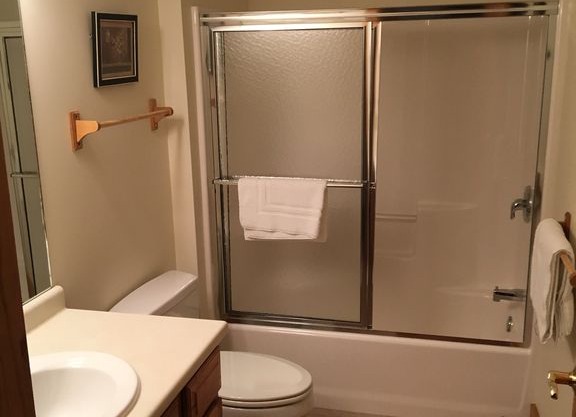 Snow Happens! 3 bd, Village condo, Jay Peak resort, ski in/out!