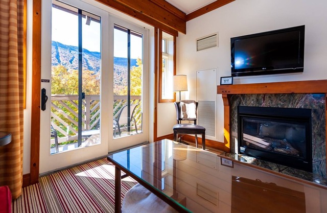 The Lodge at Spruce Peak (Formerly Stowe Mountain Lodge) 4th floor: Gorgeous direct Mt. Mansfield views of the Famous Front Four trails. This is a Superior Ridgeline Studio!