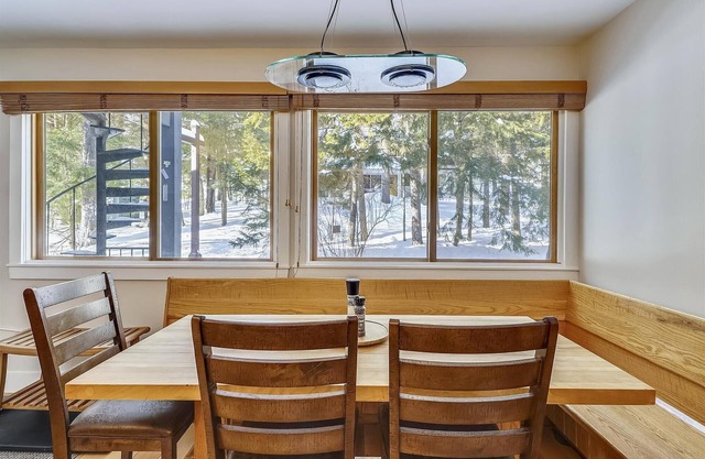 Tollhouse 10B: 3 br, fireplace, a/c, summer pool, free ski shuttle!