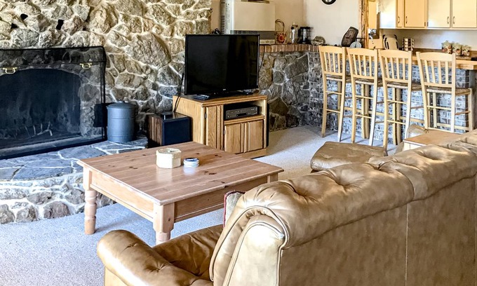 Alpine Village Cabin | 107 m² Cabin ∙ 2 bedrooms ∙ 6 guests