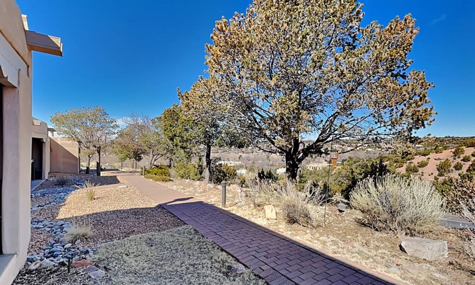 Historic Eastside Condo | 112 m² Condo ∙ 2 bedrooms ∙ 4 guests