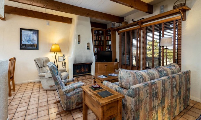 Northeast Santa Fe Condo | 112 m² Condo ∙ 2 bedrooms ∙ 4 guests