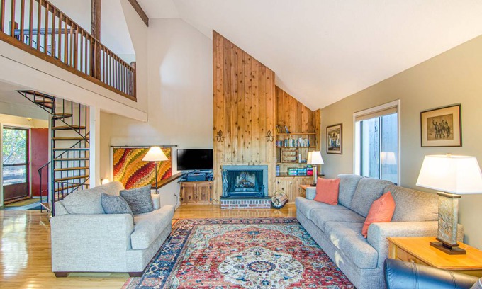 West Hartford Condo | 156 m² Condo ∙ 3 bedrooms ∙ 6 guests