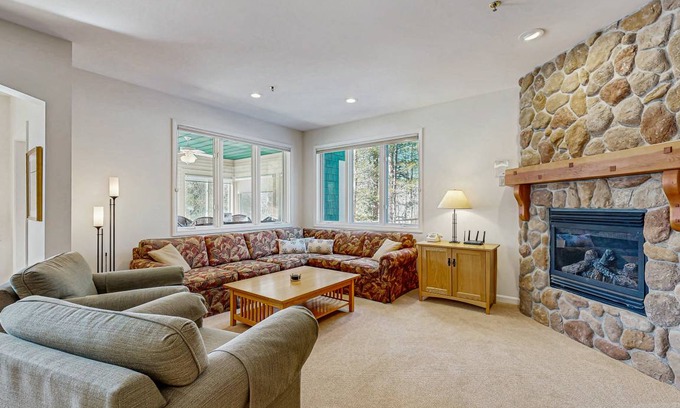 Jeffersonville Condo | 193 m² Condo ∙ 3 bedrooms ∙ 8 guests