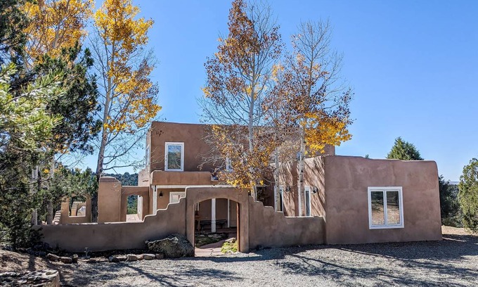 Valdez House | 251 m² House ∙ 3 bedrooms ∙ 9 guests