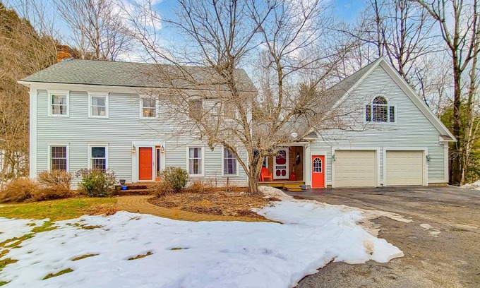 Jeffersonville House | 279 m² House ∙ 3 bedrooms ∙ 8 guests