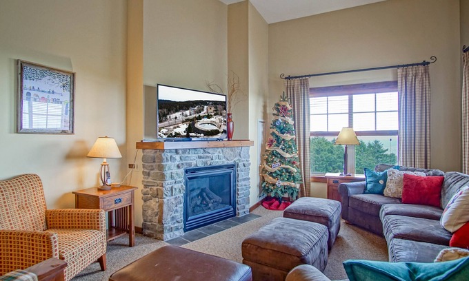 Snowshoe Condo | 3 bedroom, 2 Full Baths, Slope Side. Outdoor Hot Tubs on Site. Ski Lift overlook.