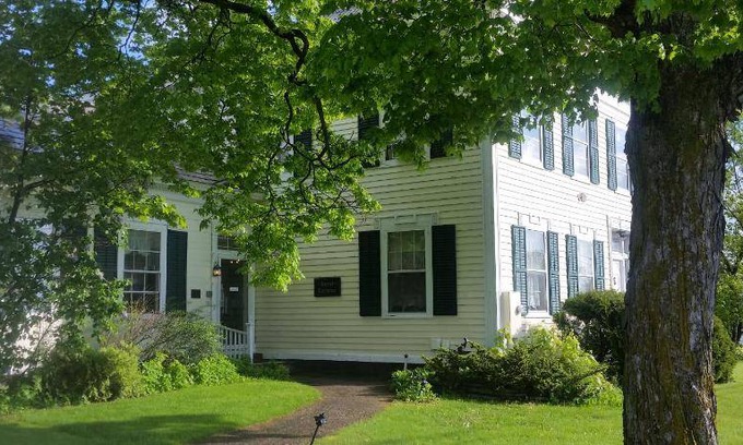 Vergennes House | 33 m² Motel ∙ 8 guests