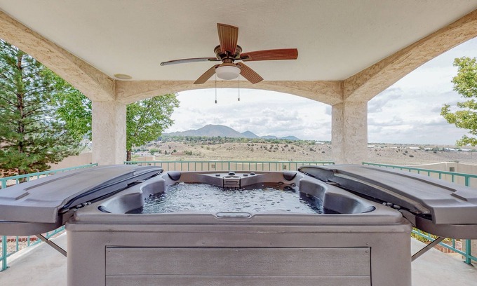 Albuquerque House | š3800ft Modern Retreat āØļøHot TubāØļø Pool Tableš§³Sleeps 18šMtn Views
