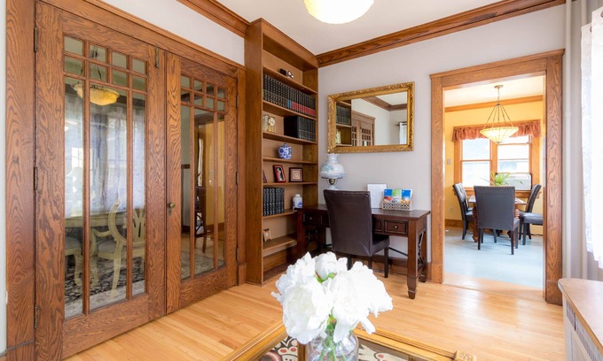Kutzky Park House | 441-RitaBNB, Comfortable 4br house- 1 minute walking distance to Mayo