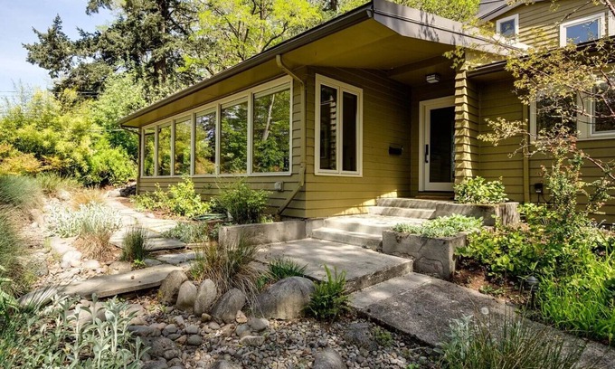 Amazon House | 5 blocks to UO & Hayward Field- Gorgeous Rarely Rented Exeutive Home