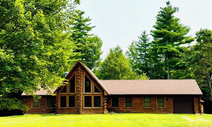 Jay House | 7 Beds home near Lake Placid-New Remodel! AC, Hot Tub, Fireplace, Ski & Hiking!
