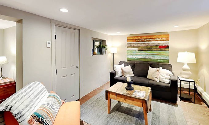 Historic Eastside Condo | 72 m² Condo ∙ 1 bedroom ∙ 2 guests