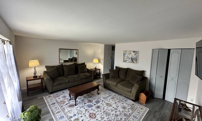 Bloomfield Condo | 80 m² Condo ∙ 2 bedrooms ∙ 2 guests