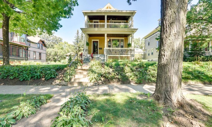 Summit - University House | 92 m² House ∙ 2 bedrooms ∙ 4 guests