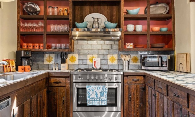 Historic Eastside House | Amazing Views, Hot Tub & Fireplace