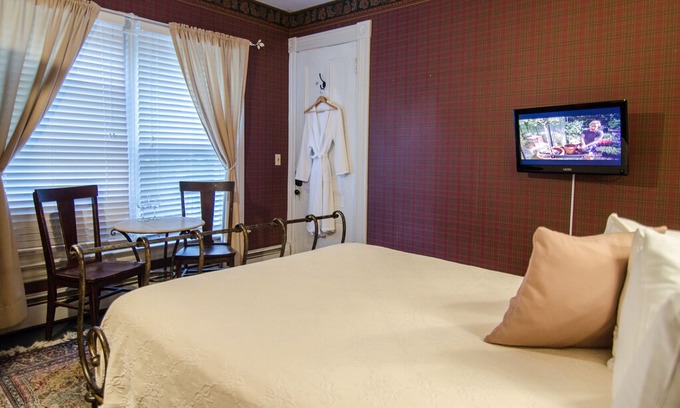 Shelburne Bed & Breakfast | B&B! 2nd Floor Queen Room for 1, Custom Full Breakfast in downtown Shelburne, VT