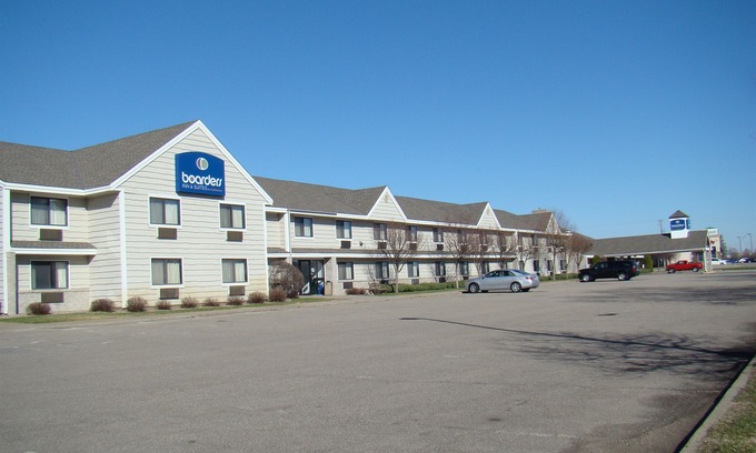 Faribault Hotel | Boarders Inn & Suites by Cobblestone Hotels - Faribault
