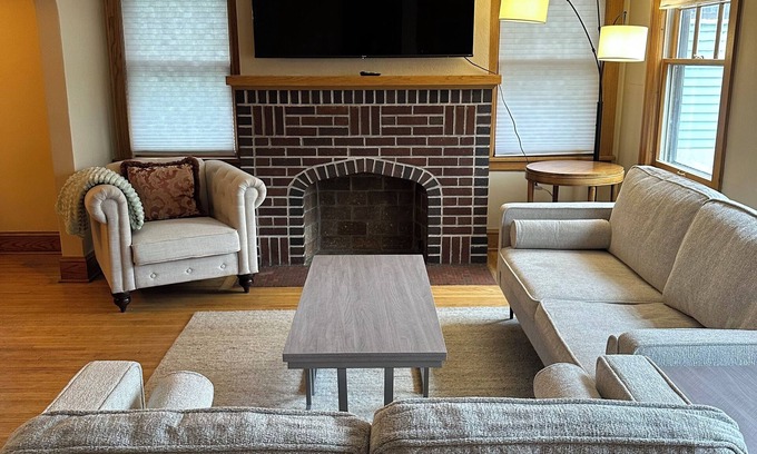 Macalester - Groveland Apartment | Charming 2-bedroom apartment with AC, WiFi in welcoming Saint Paul