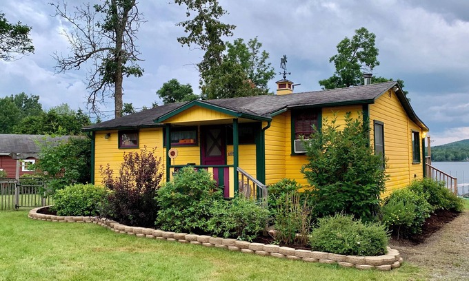 Derby Cottage | Charming 2-bedroom cottage on Lake Salem with AC, WiFi