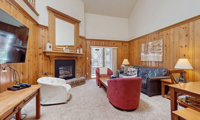 Angel Fire Condo | Charming condo sweeping views, near sledding & skiing