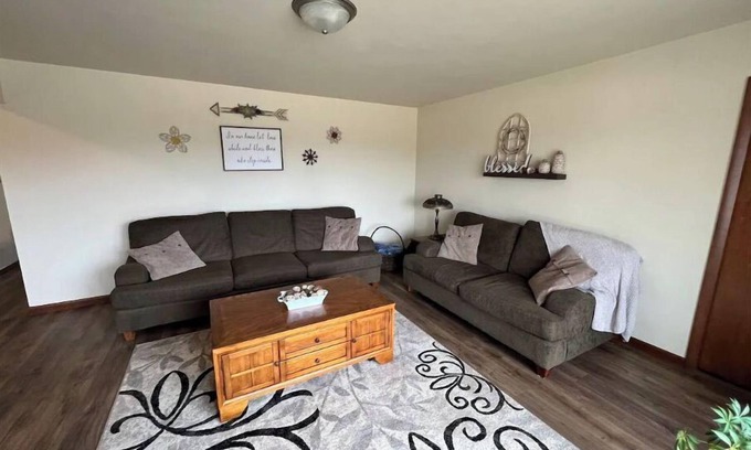 Manitowoc House | Cheerful 3 bedroom home North side of Manitowoc