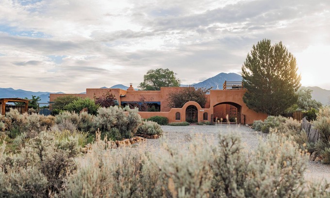 Taos House | Children's Playroom, Fragrance-Free, All-Organic, 4 Patios, Hot Tub, in El Prado