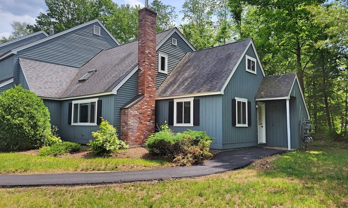 North Woodstock House | Close to shops/dining, pet-friendly, AC/FP, patio, pool access. A0056 by LRS