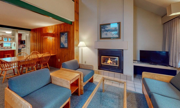 Stowe Area Condo | Comfortable Getaway Near Skiing W/ Golf On-Site, Shared Pool & Full Kitchen!