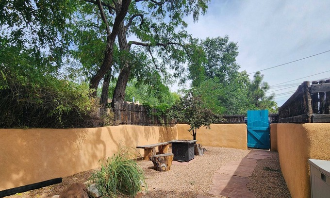 Downtown Santa Fe Apartment | Complejo de Closson- 4 Casitas- Railyard & Plaza