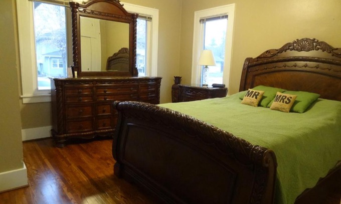 Kutzky Park House | Covered By Faith Rentals Downtown -Family House
