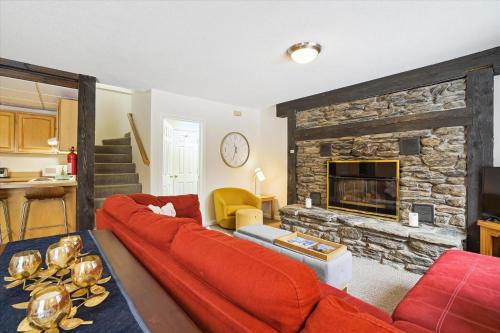 Killington House | Cozy 2-Bedroom Northbrook #3 with Fireplace