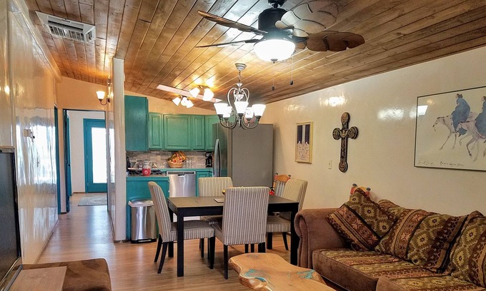 Santa Fe House | Cute and cozy guest house with sun room 2 miles from the historic plaza