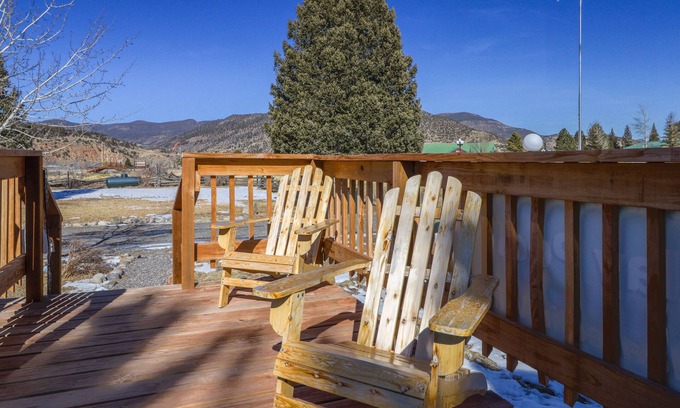 South Fork Cabin | Dog-friendly cabin w/shared grill & great location - walk to dining & shopping