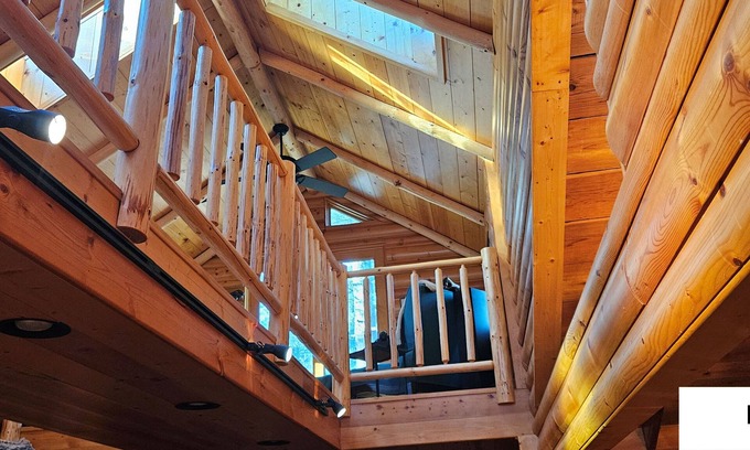 Webster House | Executive Home on the lake. Five Bedroom & Three Bathrooms, Sleeps 19 People.