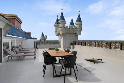Grandville Apartment | Extravagant 3 Level Penthouse at The Grand Castle