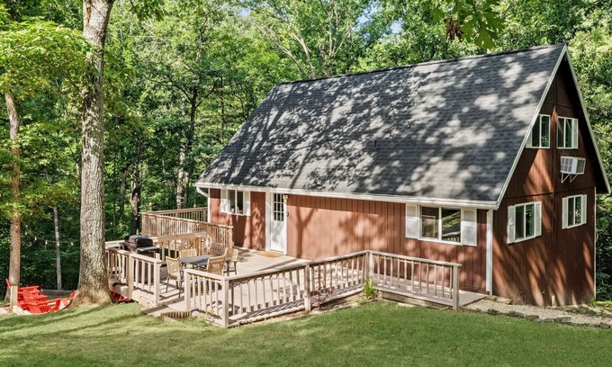 Ridgeway Cabin | Hot Tub Chalet-Fire Pit, Grill, Stream & Big Yard